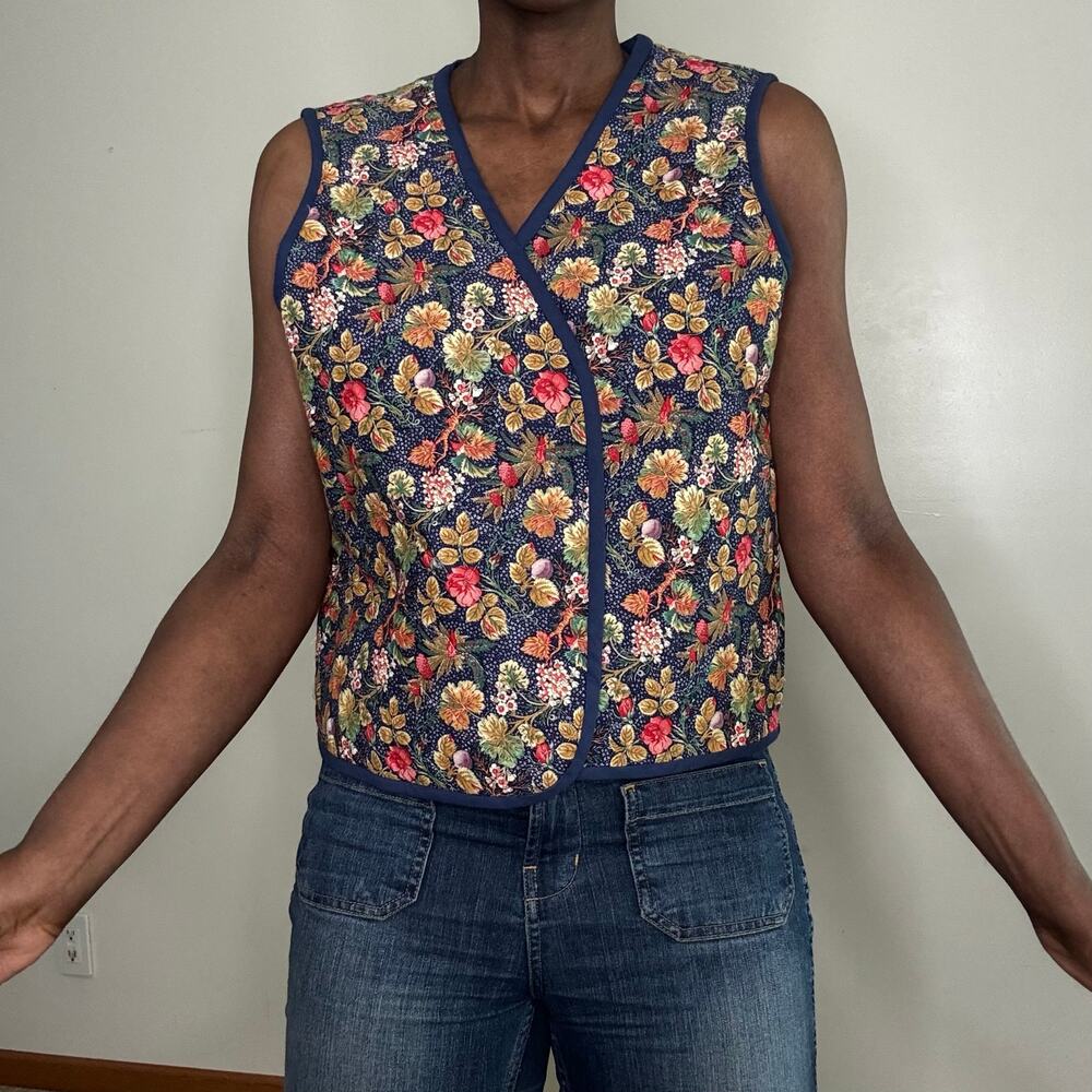 VINTAGE | HANDMADE Cottagecore Grannycore Quilted Cotton Floral Vest Size Large